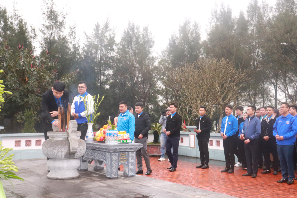 Lớp Đảng viên 25 năm thành lập Đoàn Thanh niên Than QN dâng dương tại Khu di tích Bác Hồ thăm mỏ Đèo Nai.