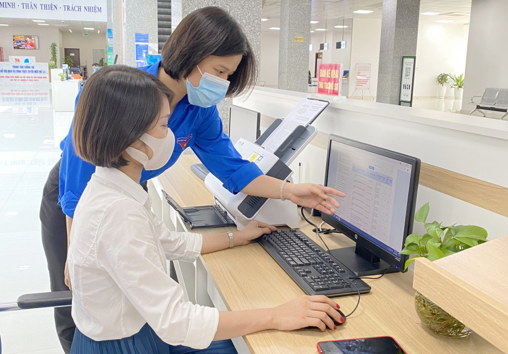 Cán bộ Trung tâm Phục vụ hành chính công tỉnh hướng dẫn người dân giải quyết TTHC qua dịch vụ công trực tuyến mức độ 3, 4. Ảnh: Nguyễn Thanh