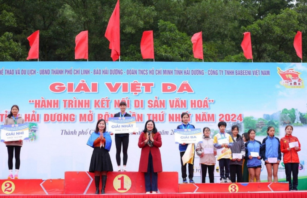 VĐV Đoàn Thu Hằng - QN nhận giải nhất cự ly 5 km.