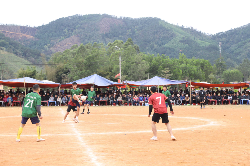 Giải bóng đá Cúp Đình Lục Nà năm 2024 thu hút sự tham gia của 11 đội bóng đến từ các CLB, các xã thị trấn.