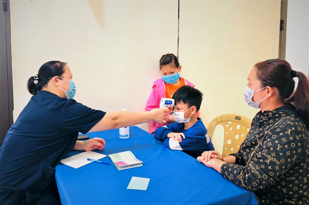 Trẻ em trên địa bàn huyện Bình Liêu được khám sức khỏe trước khi tiêm chủng