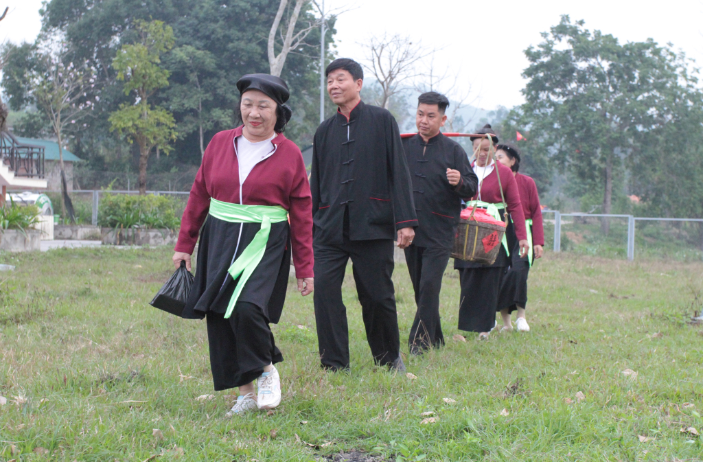 Tái hiện nghi lễ đón dâu của người Sán Dìu ở xã Bình Dân, huyện Vân Đồn.
