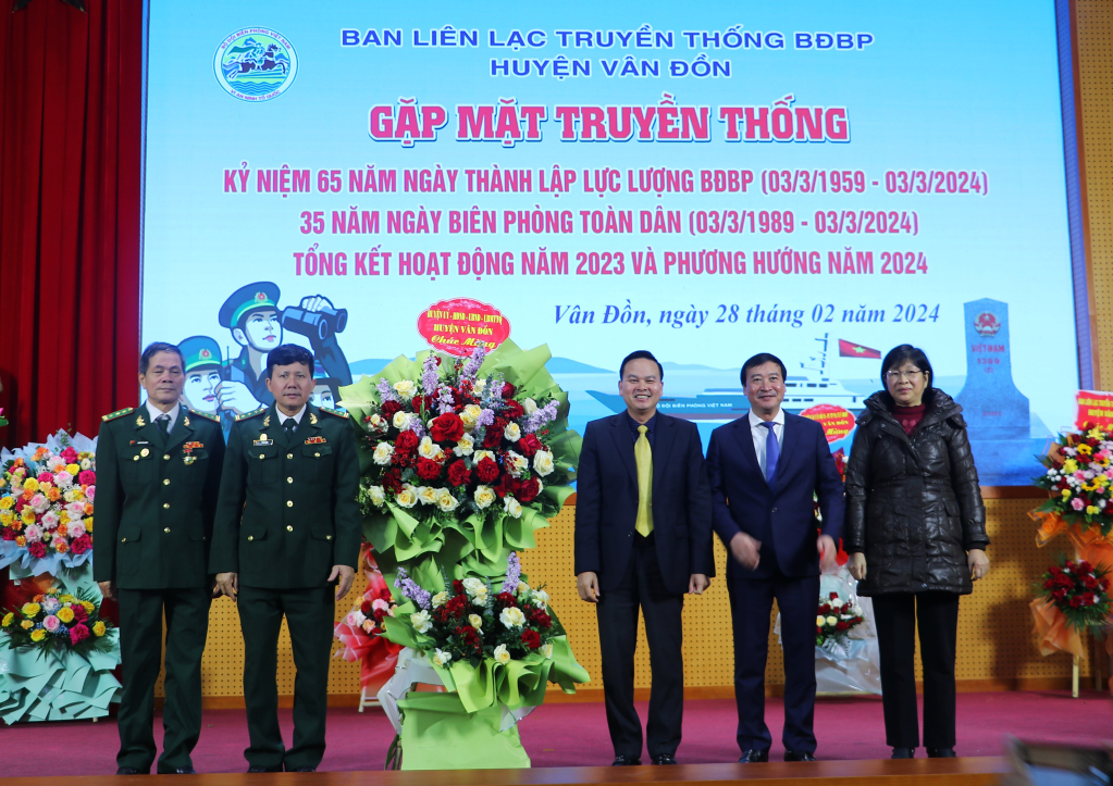 Lãnh đạo huyện Vân Đồn tặng hoa chúc mừng tại buổi gặp mặt.