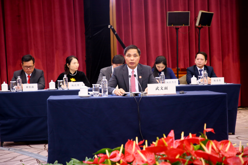Đồng chí Vũ Văn Diện, Phó Chủ tịch UBND tỉnh Quảng Ninh phát biểu tại hội nghị