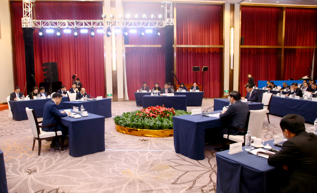 Hội nghị do Chủ tịch Uỷ ban công tác liên hợp song phương gồm 4 đồng chí Phó Chủ tịch UBND 4 tỉnh của Việt Nam và Phó Chủ tịch Khu tự trị dân tộc Choang Quảng Tây - Trung Quốc đồng chủ trì