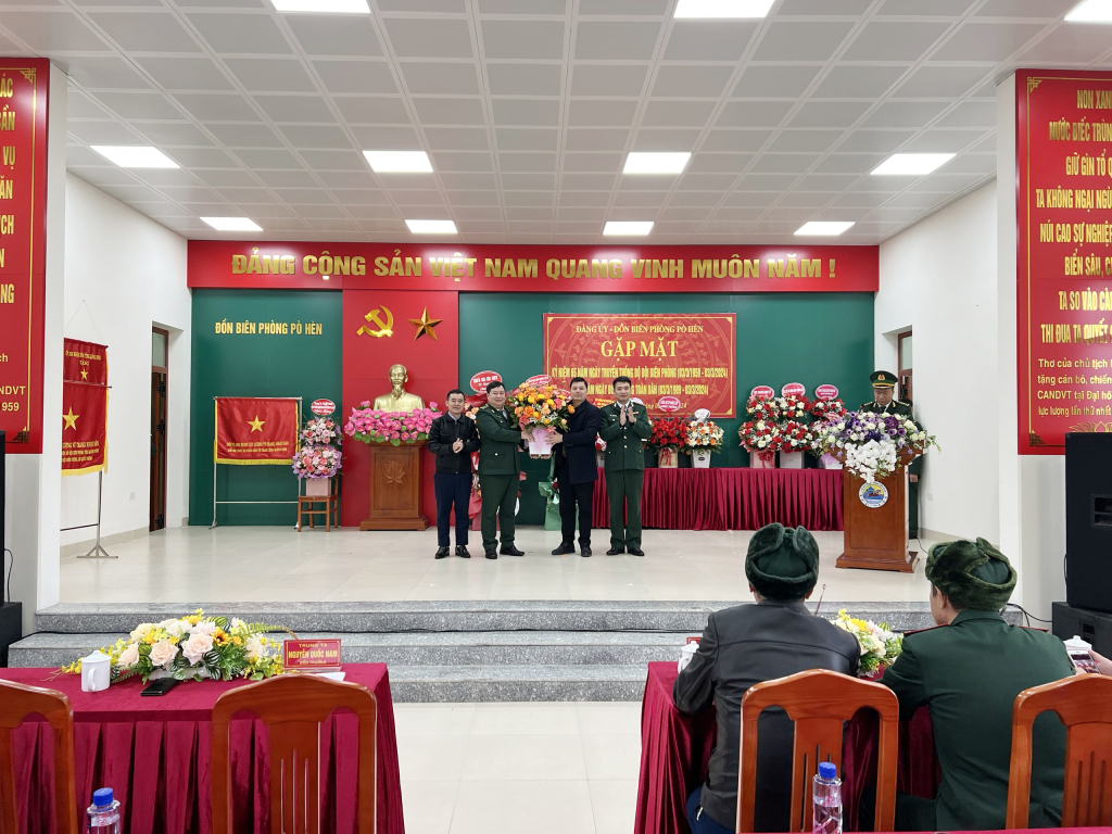 Lãnh đạo xã Hải Sơn (TP Móng Cái) tặng hoa chúc mừng Đồn Pò Hèn nhân ngày truyền thống.
