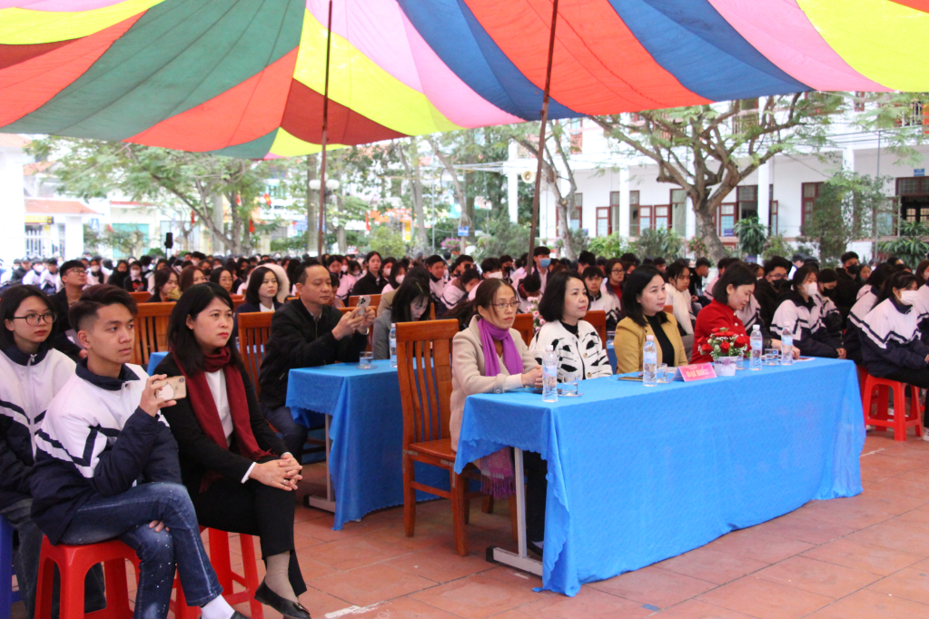 Các đại biểu, cán bộ giáo viên và hơn 900 học sinh trường Tiểu học-THCS-THPT Yên Hưng tham dự phiên tòa giả định.