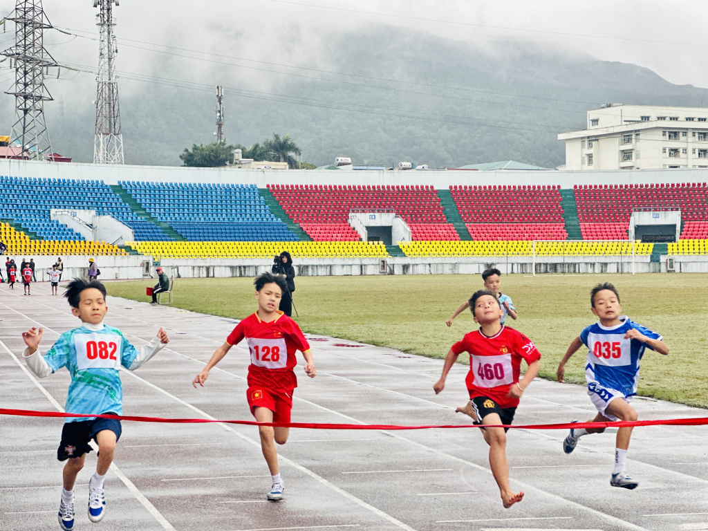 Các VĐV thi đấu chạy cự ly 60m nam Tiểu học.