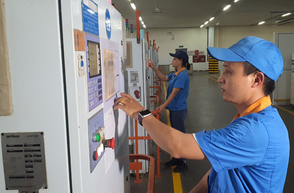 Công nhân Công ty TNHH Khoa học kỹ thuật Texhong Ngân Long vận hành máy móc. Ảnh: Cao Quỳnh