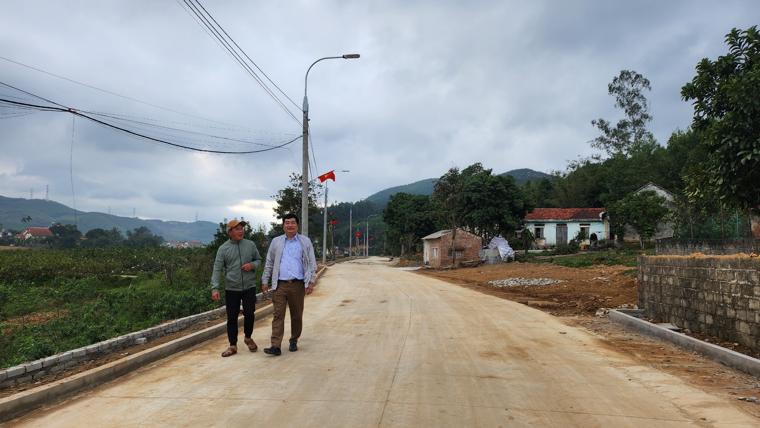 Nhân dân thôn Đồng Giang phấn khởi vì tuyến đường vào thôn được đầu tư xây dựng mới rộng đẹp.