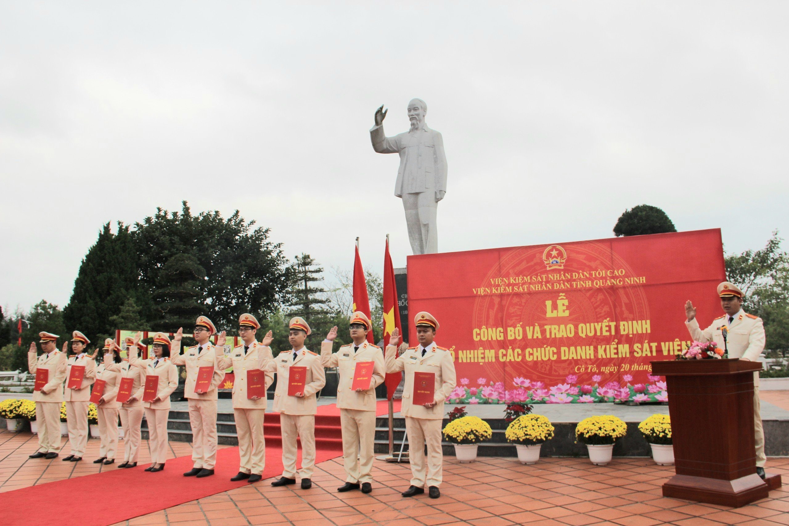 Các KSV tuyên thệ trước anh linh và tượng đài Chủ tịch Hồ Chí Minh, tháng 2/2024.