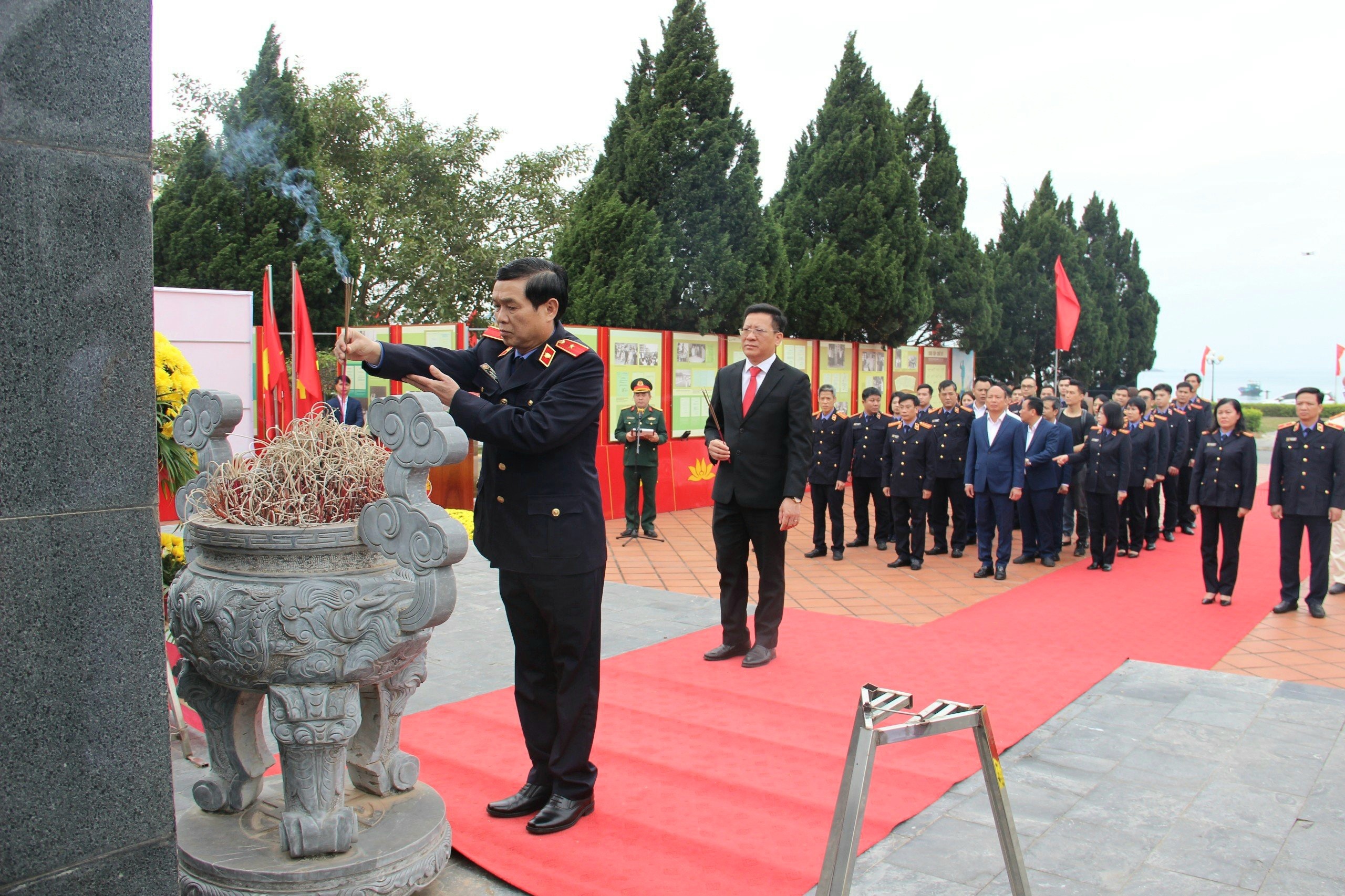 Đoàn VKSND tỉnh làm lễ dâng hương trước tượng đài Chủ tịch Hồ Chí Minh trên đảo Cô Tô, tháng 2/2024.