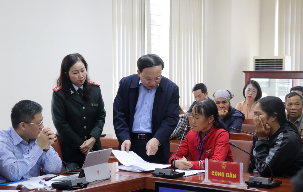 Đồng chí Bí thư Tỉnh ủy, Chủ tịch HĐND tỉnh trao đổi với các công dân trong buổi tiếp công dân định kỳ tháng 11/2023. Ảnh: Thu Chung
