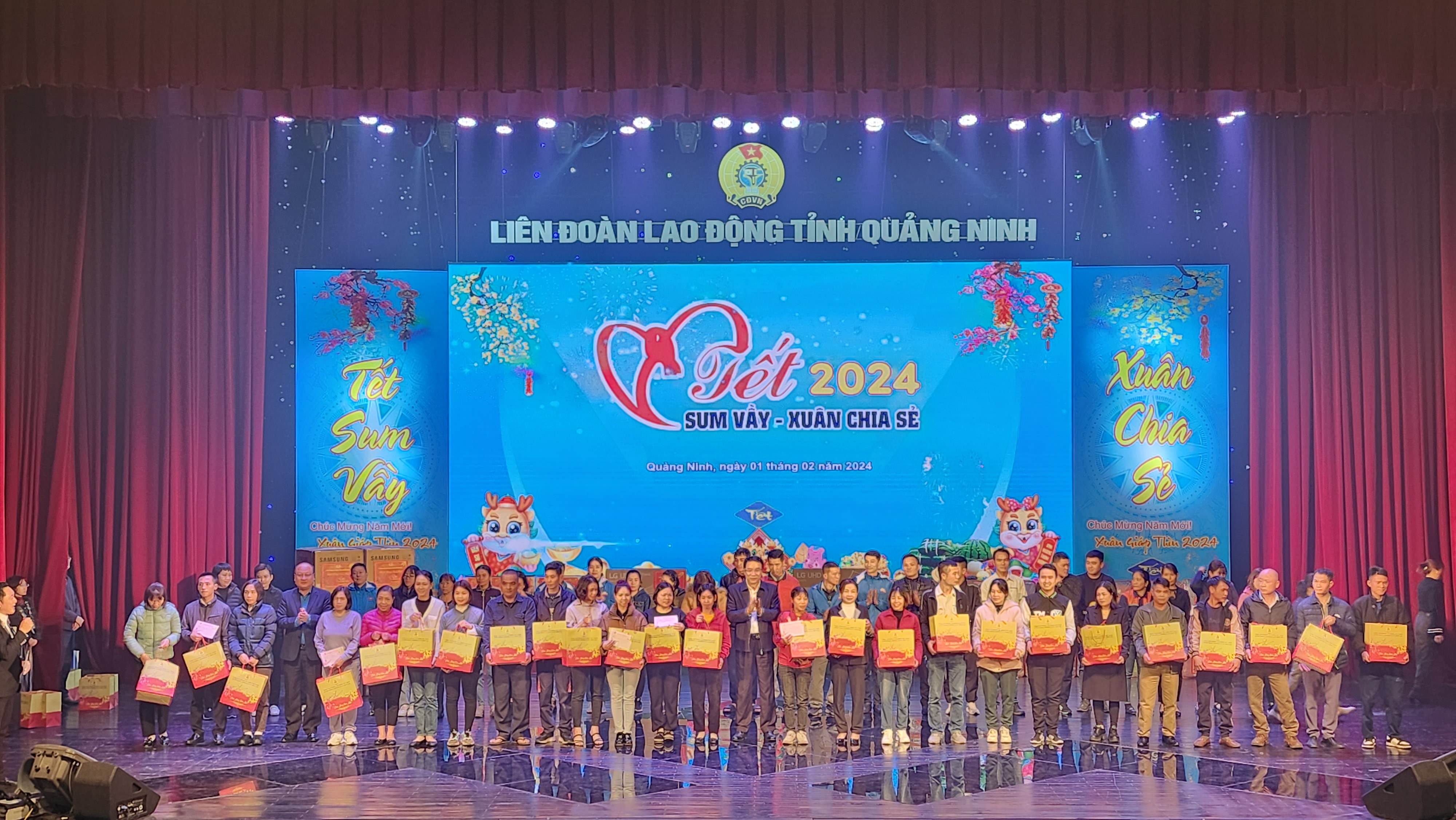 Lãnh đạo LĐLĐ tỉnh trao quà của đồng chí Nguyễn Xuân Thắng, ủy viên Bộ Chính trị, Giám đốc Học viện Chính trị Quốc gia Hồ Chí Minh cho CNLĐ tại Tết sum vầy 2024.