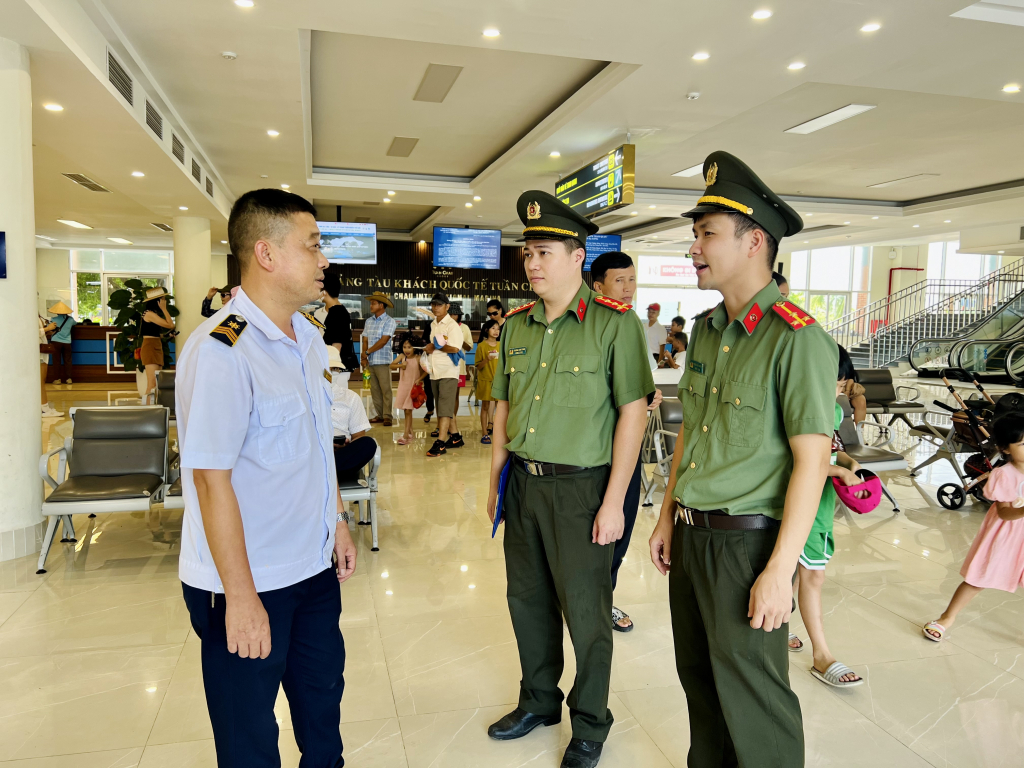 CBCS Phòng An ninh đối ngoại (Công an tỉnh) nắm tình hình tại Cảng tàu khách quốc tế Tuần Châu. Ảnh: Dương Trường