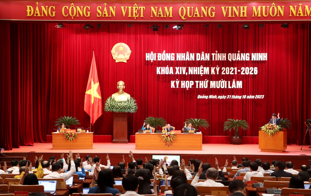 Các đại biểu biểu quyết thông qua Nghị quyết tại Kỳ họp thứ 15, HĐND tỉnh khóa XIV. Ảnh: Thu Chung