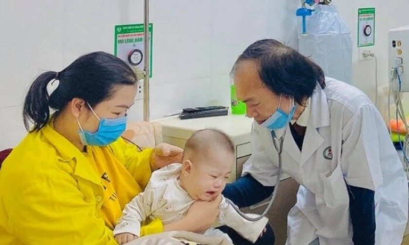 Bác sĩ chỉ ra sai lầm thường thấy của cha mẹ trong việc giữ ấm cho trẻ