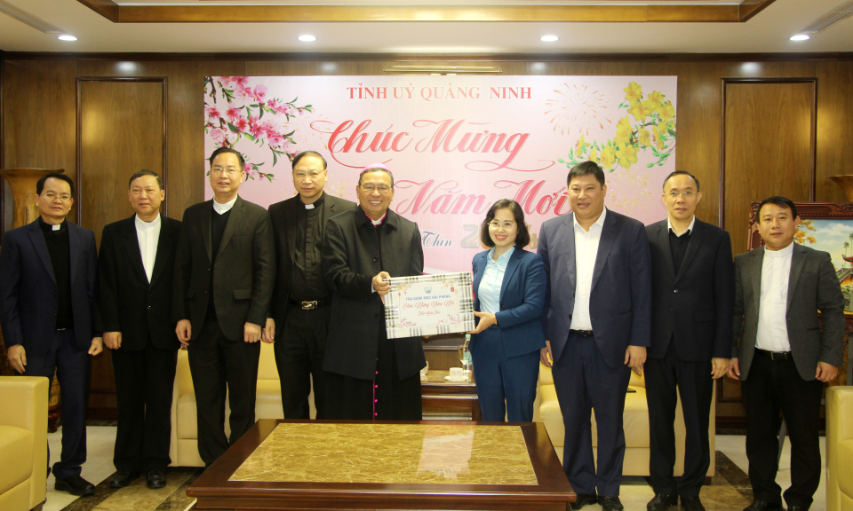 Đức giám mục Giáo phận Hải Phòng chúc Tết Tỉnh ủy Quảng Ninh