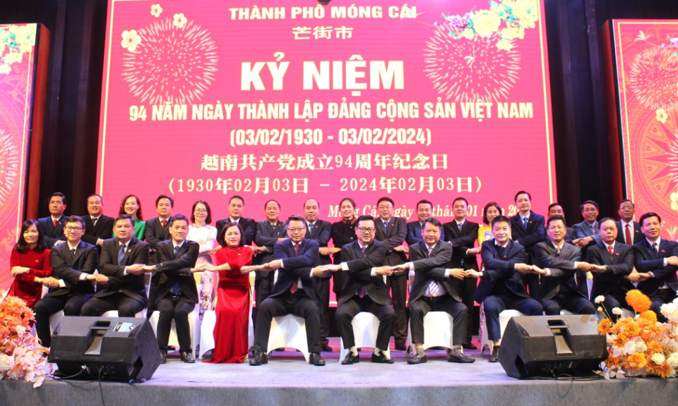 中国东兴市代表团祝贺越南共产党成立94周年