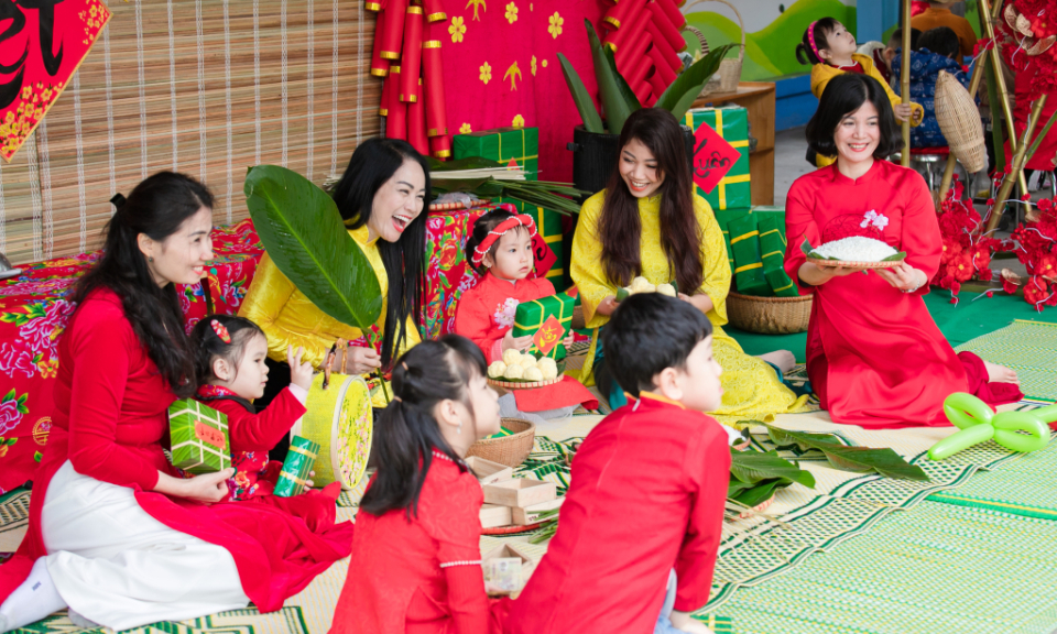 Kindergarten children learn about Tet
