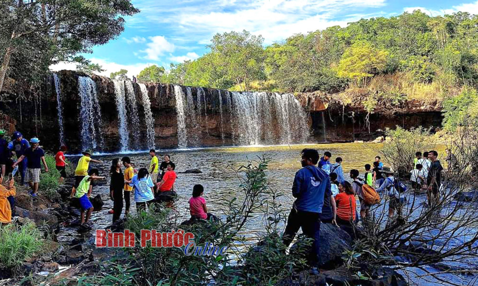 Thác Đắk Mai 1 thuộc top 7 điểm du lịch sinh thái ấn tượng năm 2023 