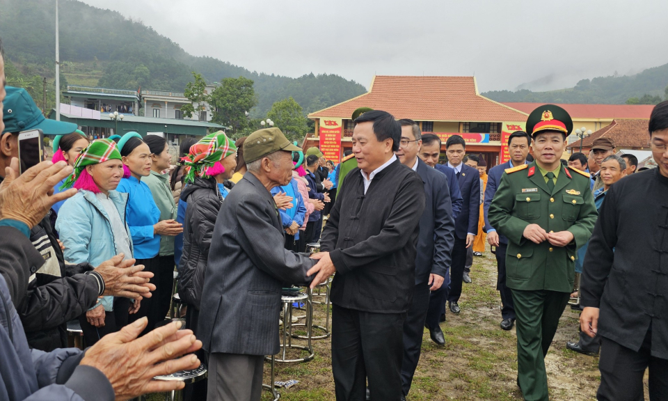 Đồng chí Nguyễn Xuân Thắng, Ủy viên Bộ Chính trị, dự Tết sum vầy thắm tình quân dân tại xã Đại Dực (Tiên Yên)