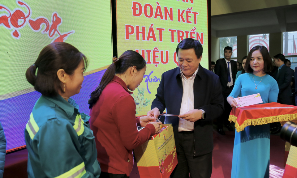 Đồng chí Nguyễn Xuân Thắng, Ủy viên Bộ Chính trị vui Tết với thợ mỏ Quảng Ninh