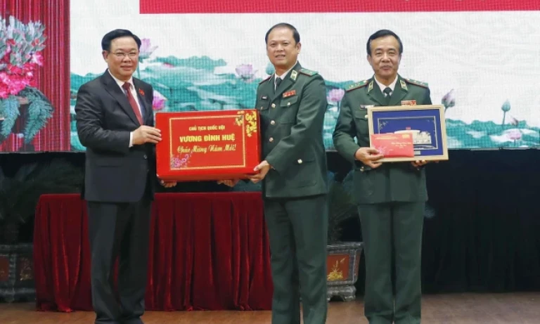Chủ tịch Quốc hội Vương Đình Huệ chúc Tết cán bộ, chiến sỹ Bộ đội Biên phòng