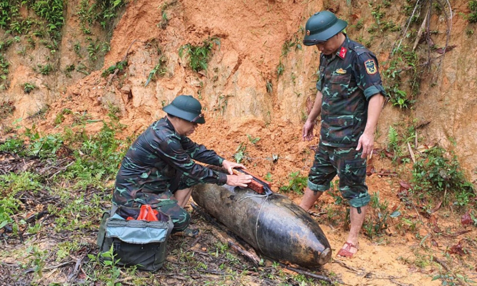Phát hiện quả bom nặng hơn 3 tạ còn nguyên kíp nổ khi đào móng nhà