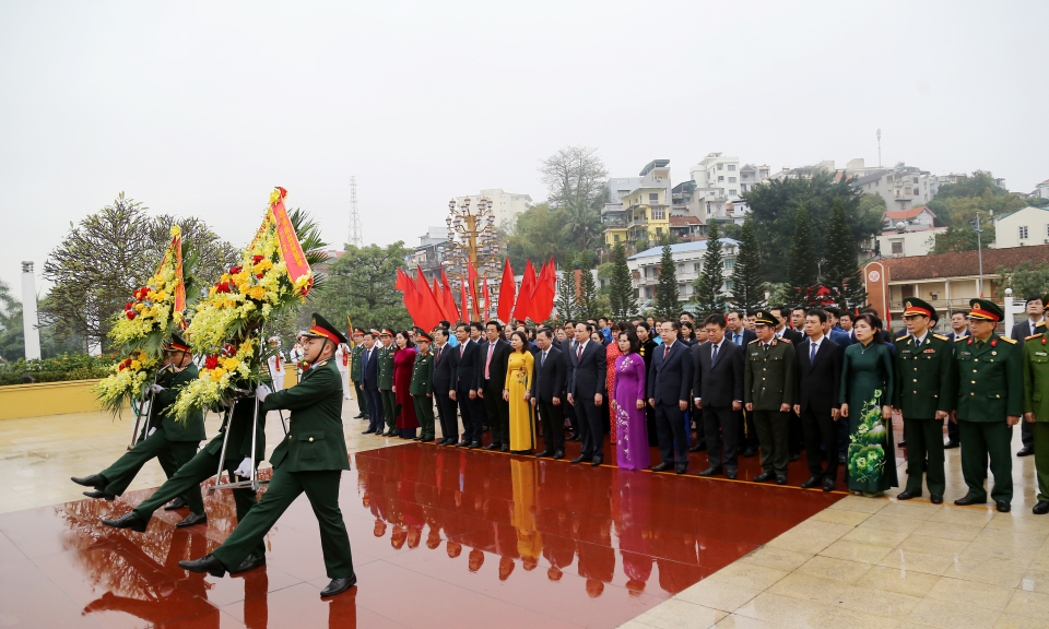 Đoàn đại biểu tỉnh dâng hương tưởng niệm các anh hùng liệt sĩ nhân kỷ niệm 94 năm Ngày thành lập Đảng