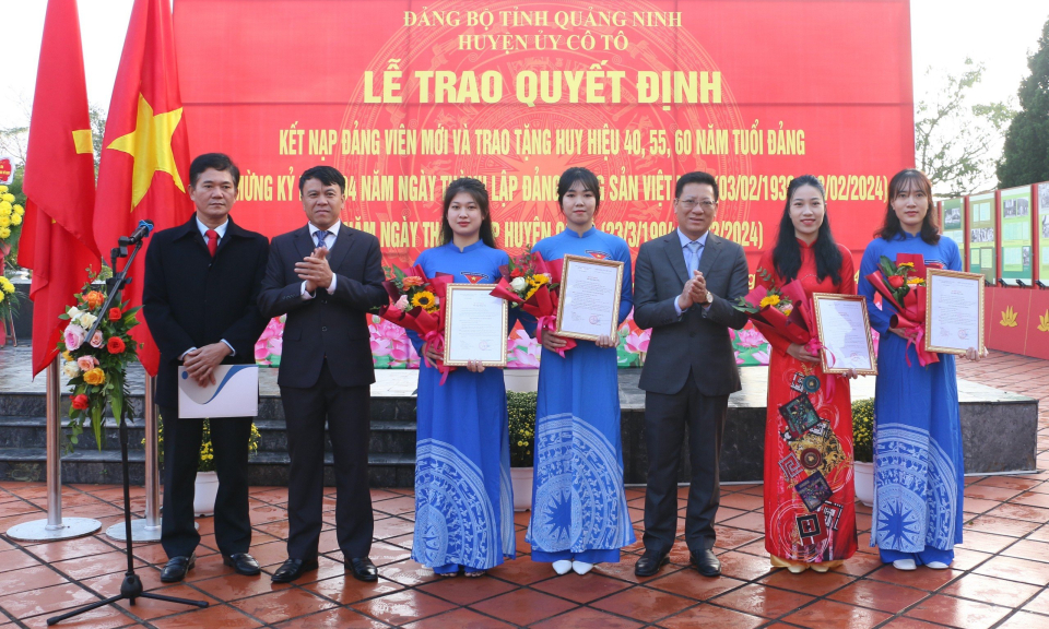 Cô Tô kết nạp đảng viên mới và trao tặng Huy hiệu Đảng