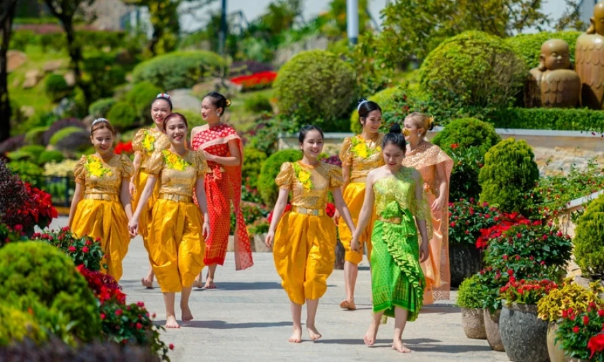 Tết Giáp Thìn 2024, nhiều điểm vui chơi sôi động từ Bắc vào Nam