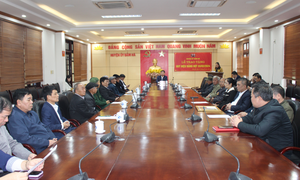 Đầm Hà: Trao tặng Huy hiệu Đảng đợt 3/2/2024