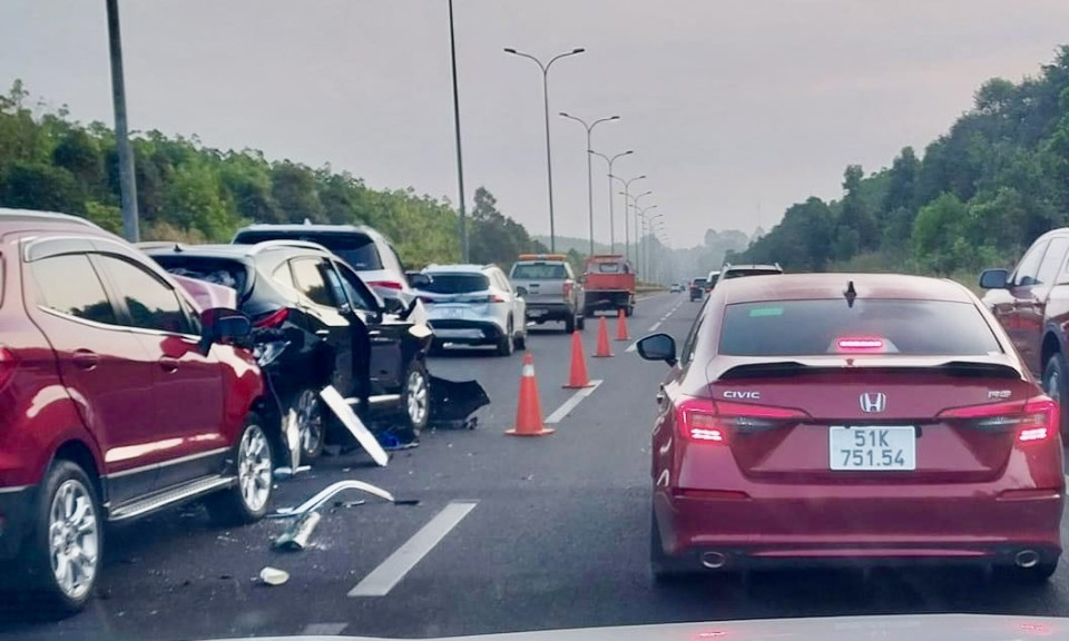 Tai nạn liên hoàn 4 ô tô trên cao tốc Long Thành – Dầu Giây, kẹt xe kéo dài 10km