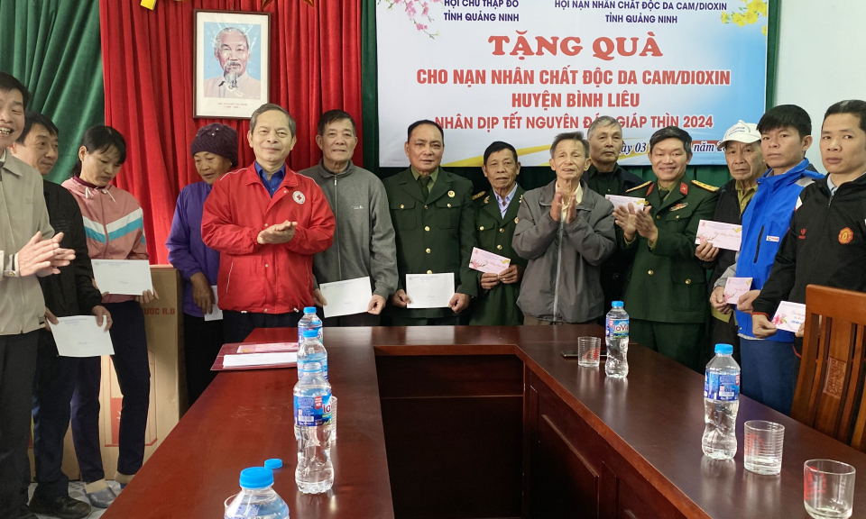 Trao tặng 180 suất quà Tết cho nạn nhân da cam/dioxin