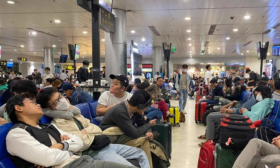 Sân bay Tân Sơn Nhất đông nghẹt ngày 24 Tết, nhiều chuyến bay bị chậm