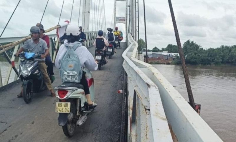 Tài xế xe quá tải làm hỏng cầu treo bị khởi tố