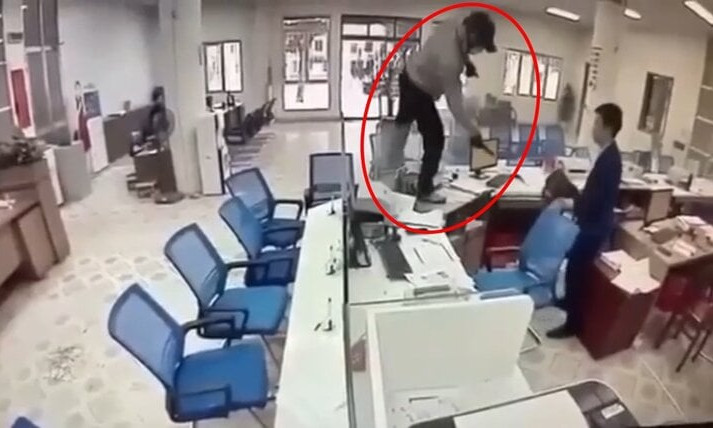 Công an Nghệ An phát thông báo truy tìm tên cướp ngân hàng
