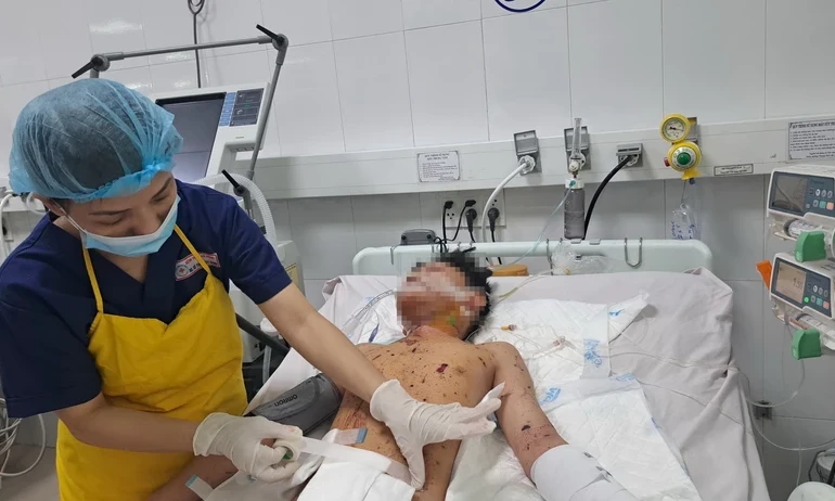 Nhiều trẻ em nhập viện do tự chế pháo dịp cận Tết