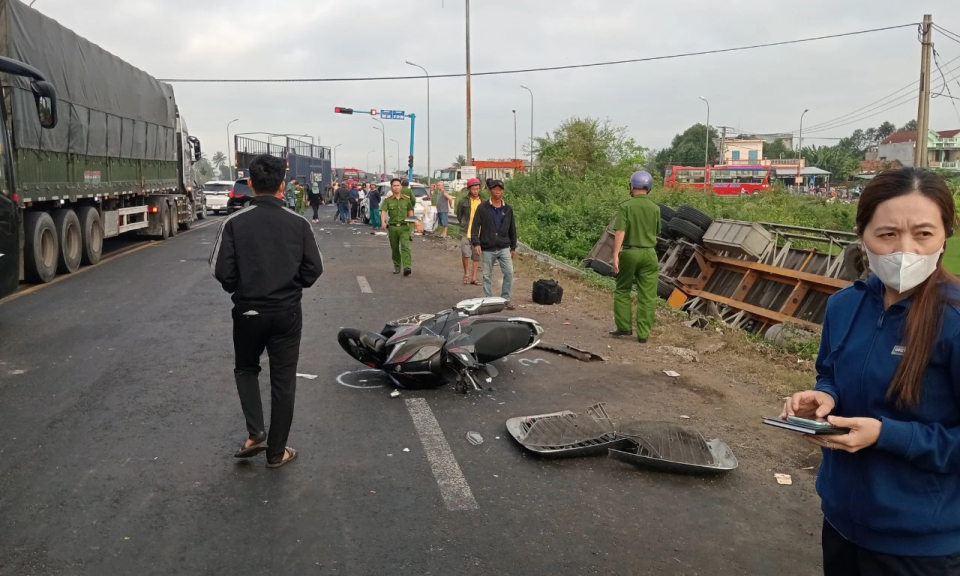 Xe đầu kéo gây tai nạn liên hoàn trên quốc lộ 1, 2 người bị thương