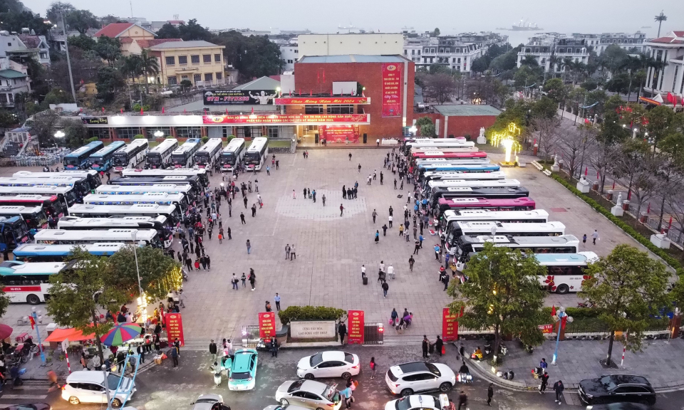 37 chuyến xe miễn phí đưa công nhân Than Hòn Gai về quê ăn Tết 