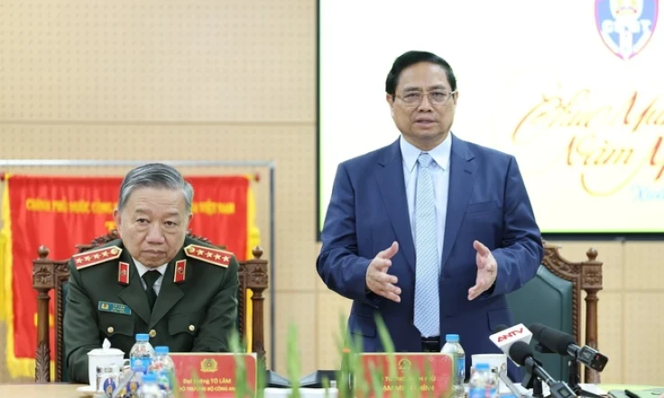 Thủ tướng: Cảnh sát giao thông cần chuyển từ kiểm soát sang giúp đỡ người dân