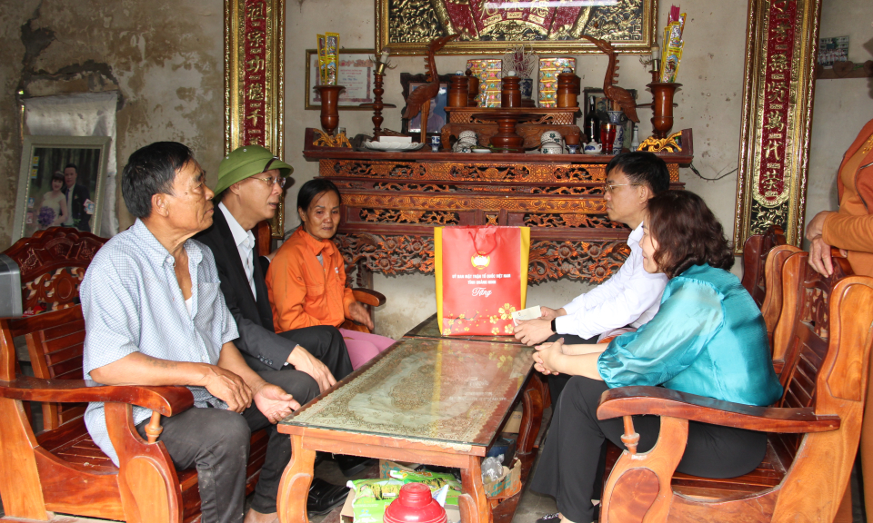 TX Quảng Yên: Thăm hỏi, hỗ trợ đột xuất cho hộ dân bị ảnh hưởng bởi sụt lún