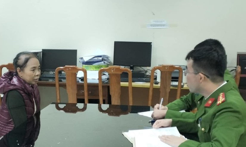 Đối tượng trốn truy nã 20 năm ra đầu thú bật khóc khi được cho tại ngoại ăn Tết với gia đình