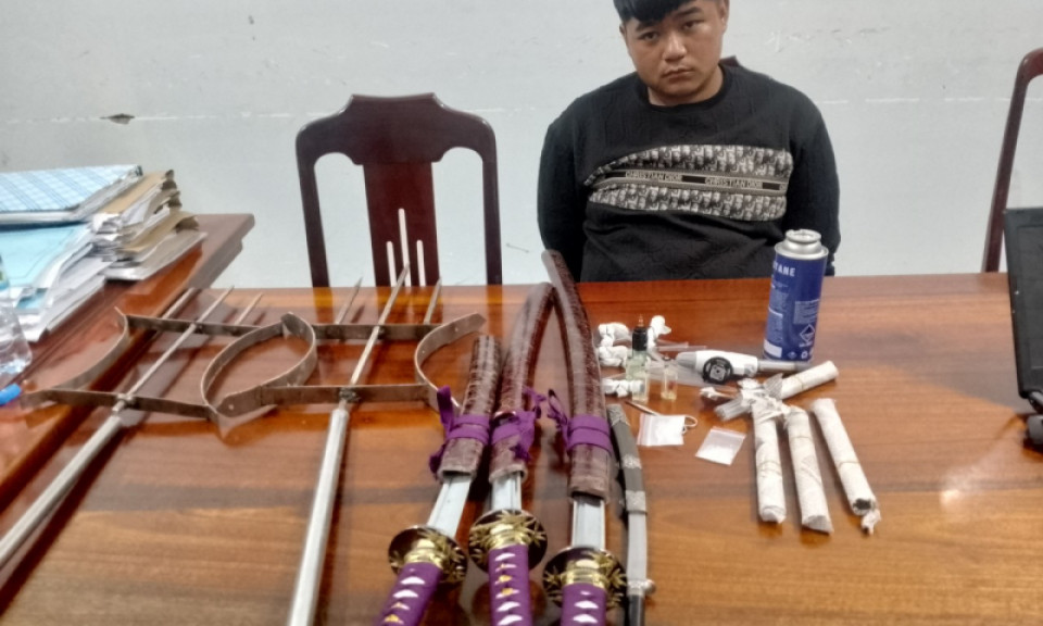 Bắt đối tượng mua bán ma túy, thu giữ một số hung khí nguy hiểm