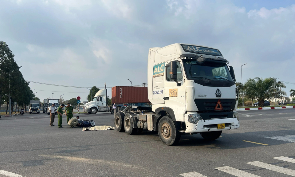 Xe máy va chạm xe đầu kéo, một thanh niên tử vong tại chỗ