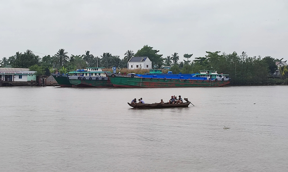Chìm ghe chở cát trên sông Mang Thít, 1 người đàn ông mất tích