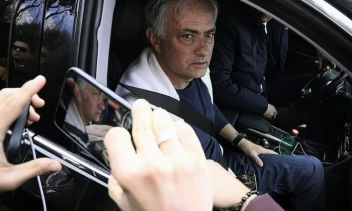 Mourinho ám chỉ bị phản bội ở Roma