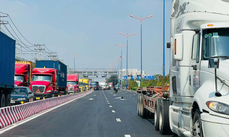 Xe đạp lọt gầm xe đầu kéo, người đàn ông tử vong tại chỗ
