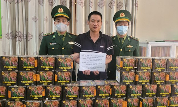 Bắt đối tượng vận chuyển trái phép pháo hoa qua biên giới Việt - Lào